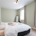 Renovated Art Deco With Vintage Elements アパート
