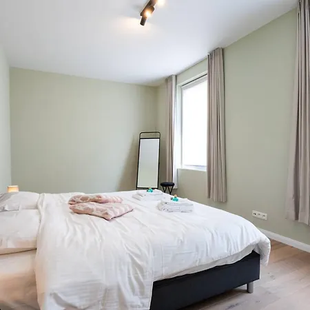 Renovated Art Deco With Vintage Elements شقة