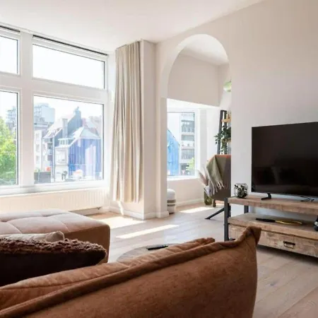 Renovated Art Deco With Vintage Elements Apartment